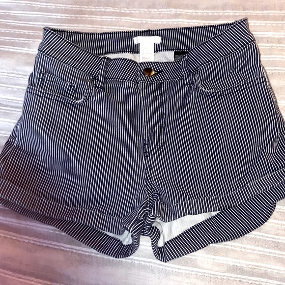 H&M SHORTS - Picture 1 of 2